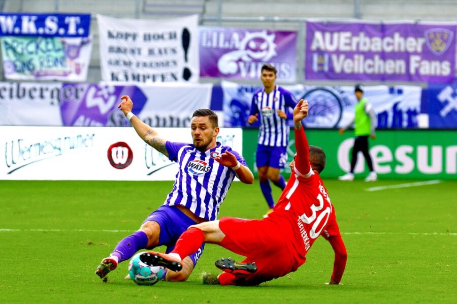 Der FC Erzgebirge Aue hat sich vorübergehend auf Platz drei in der 2. Fußball-Bundesliga geschoben. Am Sonntag bezwangen die "Veilchen" im heimischen Erzgebirgsstadion den 1. FC Heidenheim mit 2:1 (0:0). 