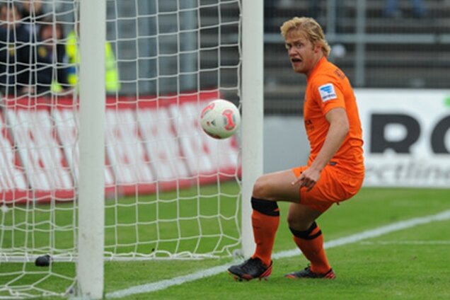 Aue bleibt in der 2. Liga - Dresden muss in Relegation - Der Auer Jan Hochscheidt bejubelt seinen Treffer zum 0:1.