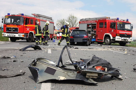 Aue: Ein Toter und zwei Verletzte bei Unfall auf Autobahnzubringer - 