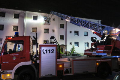 Aue: Feuerwehr rettet Bewohner aus Wohnung - In der Nacht zu Freitag wurden Feuerwehr, Polizei und Rettungskräfte zu einem Wohnhaus in Aue gerufen.