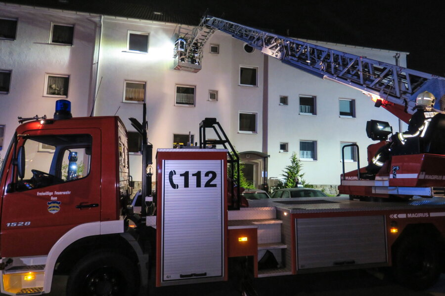 Aue: Feuerwehr rettet Bewohner aus Wohnung - In der Nacht zu Freitag wurden Feuerwehr, Polizei und Rettungskräfte zu einem Wohnhaus in Aue gerufen.