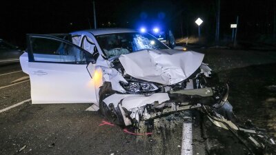 Aue: Fünf Verletzte bei Unfall auf Autobahnzubringer - 