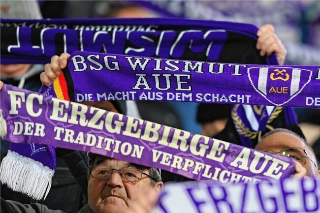 Aue gegen Zwickau: FCE-Fans hoffen auf Fußball-Derby ohne unschöne Szenen - Die Veilchen empfangen am Sonntag den FSV Zwickau.