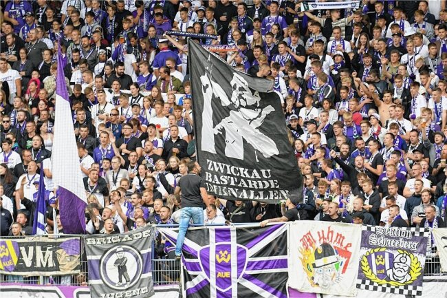 Aue gegen Zwickau: Polizei und Vereine rüsten sich fürs Derby - Doch woher kommt die Rivalität? - "Umknallen" lautet das letzte Wort auf diesem Banner. Der Rest ist gut lesbar, die Botschaft der Auer Fans deutlich. 