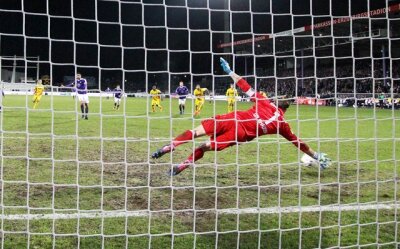 Aue gewinnt Heimspiel gegen Karlsruhe 1:0 - Dimitrij Nazarov verwandelt für Aue den Elfmeter zum 1:0.