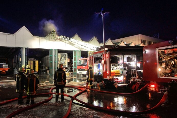Aue: Großbrand zerstört Autohaus und Werkstatt - Nur durch ein Großaufgebot mehrerer Feuerwehren konnte am Samstagabend der Brand in der Reparaturwerkstatt des Mercedes-Autohauses Oppel auf der Damaschkestraße unter Kontrolle gebracht werden.