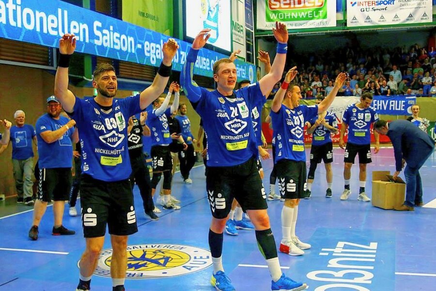 Aue: Handballer des EHV sind zurück in Liga 2 - Nach Spielschluss: Jan Blecha (Aue) mit Petr Slachta (Aue) Für EHV Aue bedeudete dieser Sieg den Aufstieg in die 2.Liga.
