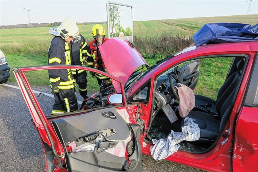 Aue-Hartenstein: Autobahnzubringer für reichlich eine Stunde dicht - Mit einem Spreizer haben Feuerwehrleute den Fahrer aus dem Auto befreien müssen.