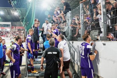 Aue in der Krise: Clubchef stärkt Trainer den Rücken - Nach dem 1:2 in Essen stellten sich die Spieler des FC Erzgebirge Aue den mitgereisten Fans, die mit der Leistung ihrer Mannschaft einmal mehr ganz und gar nicht zufrieden waren. 