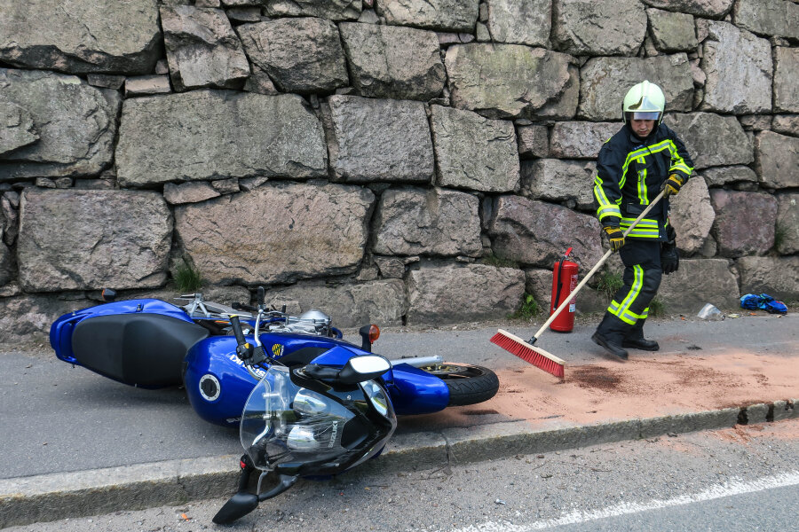 Aue: Motorradfahrer bei Unfall verletzt - Ein Motorradfahrer ist in Aue am Samstag bei eine Unfall verletzt worden.