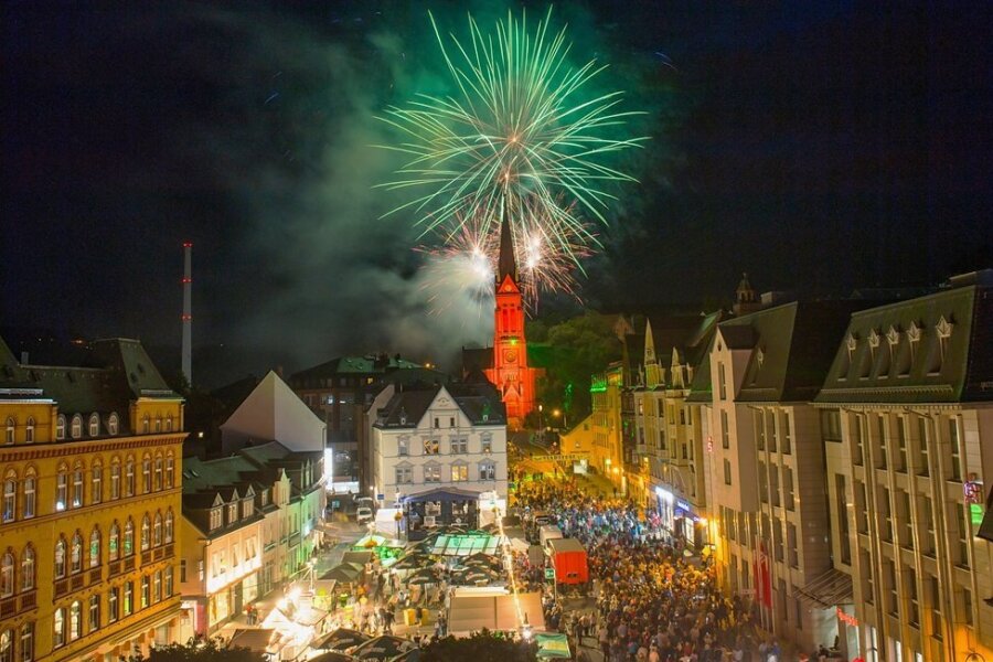 Gilt als ein Höhepunkt des Auer Stadtfestes: das Feuerwerk hinter der Roten Kirche, hier eine Aufnahme aus dem Jahr 2019. 