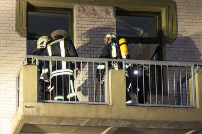 Aue: Polizeistreife entdeckt Brand auf Balkon - 