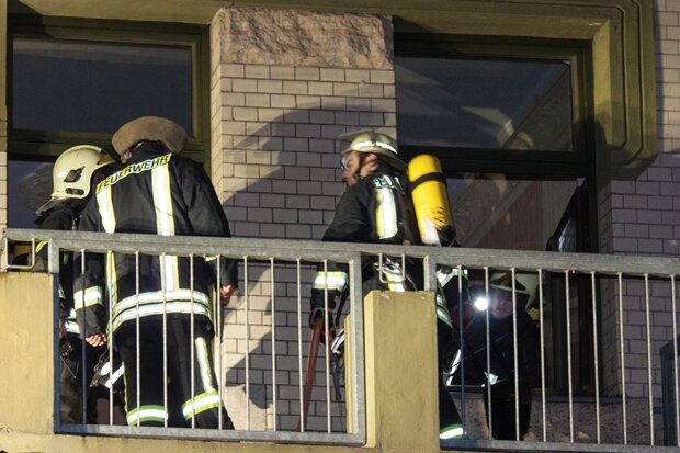 Aue: Polizeistreife entdeckt Brand auf Balkon - 