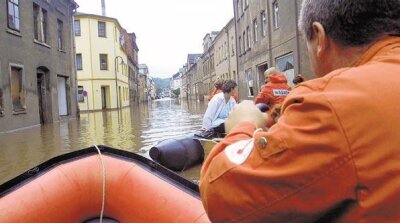 Aue: Raus aus dem Haus: 200 Menschen evakuiert - Evakuierung in der Auer Neustadt: Mit Schlauchbooten rettete das DRK vom Wasser eingeschlossene Menschen.