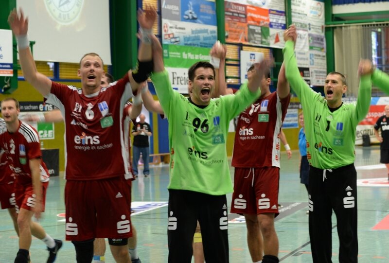 Aue sorgt für Pokalsensation - Kevin Roch, Eric Töpfer und Radek Musil (von links) jubeln gemeinsam mit ihren Teamgefährten und den begeisterten Zuschauer über den Sieg gegen den Bundesligisten Lemgo.