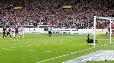 Aue unterliegt gegen VfB Stuttgart mit 3:0 - Simon Terodde (Stuttgart) erzielt per Foulelfmeter den Treffer zum 1:0.