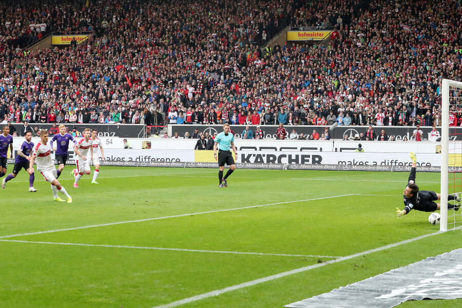 Aue unterliegt gegen VfB Stuttgart mit 3:0 - Simon Terodde (Stuttgart) erzielt per Foulelfmeter den Treffer zum 1:0.