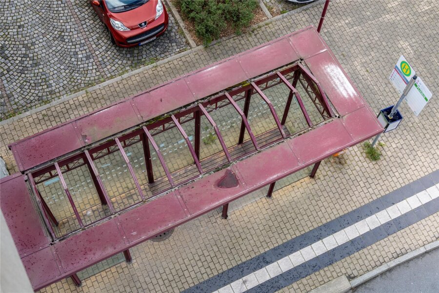 Aue: Verkehrsschilder von Brücke geworfen - Buswartehäuschen-Dach geht zu Bruch - Das Glasdach des Buswartehäuschens ging zu Bruch, als Unbekannte Verkehrsschilder von einer Brücke in Aue warfen.