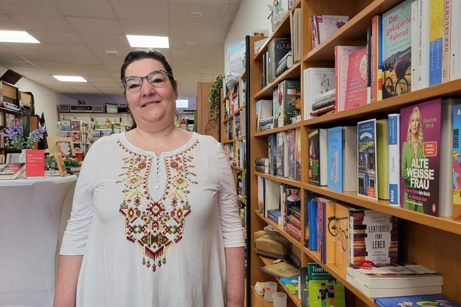 Aue verliert das nächste Geschäft: Buchhandlung am Altmarkt schließt zu Jahresende - Jedes Buch persönlich ausgewählt: Buchhändlerin Annett Fritsch in ihrem Laden, den sie schweren Herzens aufgibt.
