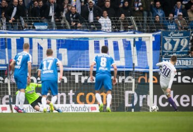 Aue verpasst Befreiungsschlag: Nur 1:1 in Bochum - Aues Dimitrij Nazarov erzielt gegen Bochums Torhüter Manuel Riemann das 1:0 per Strafstoß.