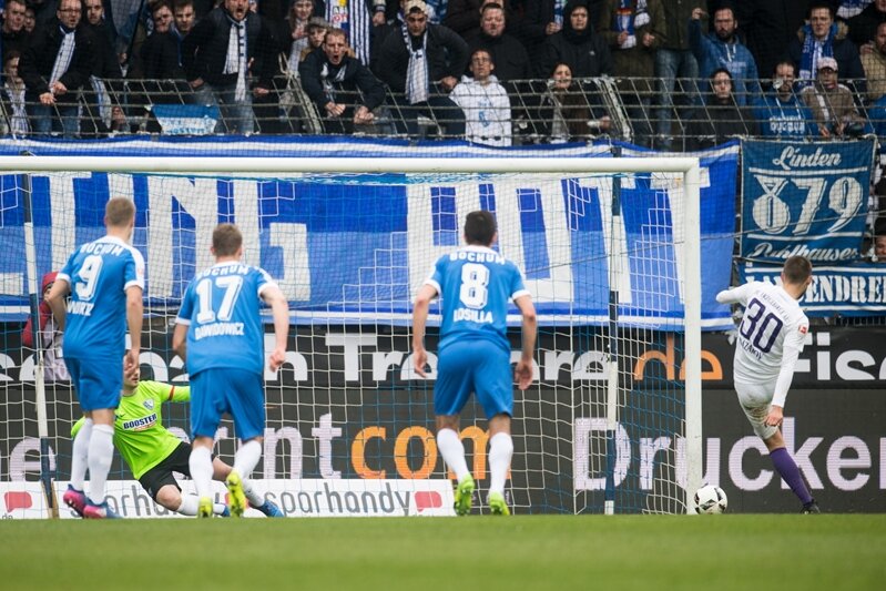 Aue verpasst Befreiungsschlag: Nur 1:1 in Bochum - Aues Dimitrij Nazarov erzielt gegen Bochums Torhüter Manuel Riemann das 1:0 per Strafstoß.