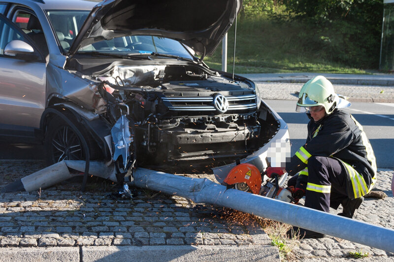 Aue: VW prallt gegen Lichtmast - Fahrerin schwer verletzt - 