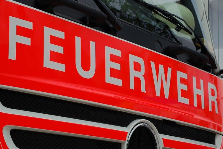 Aue: Zwei Fahrzeuge in Flammen - Brandstiftung nicht ausgeschlossen - 