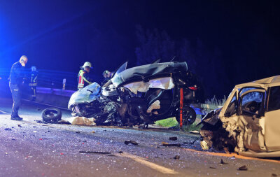 Aue: Zwei Schwerverletzte bei Unfall auf Autobahnzubringer S 255 - Der Autobahnzubringer wurde bis in den frühen Morgen voll gesperrt.