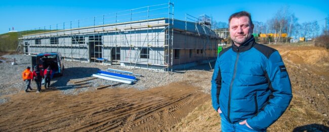 Micha Weichhold vor dem Neubau der Lagerhalle für seine gleichnamige Auer Firma. Der Elektrofachhändler investiert im Gewerbegebiet Aue-Alberoda 800.000 Euro. 