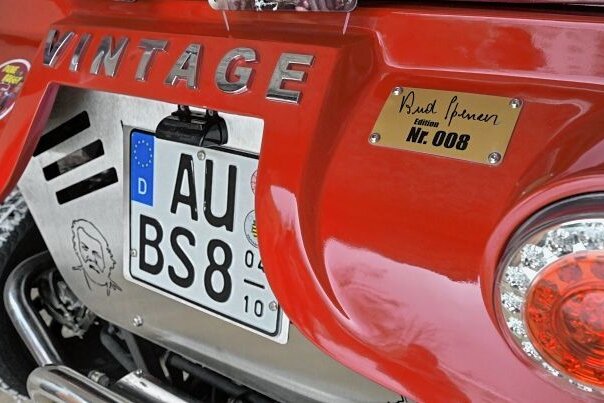 Auer fährt im Bud-Spencer-Auto im Sommer zu Festival in Italien - In der Serie von 100 Fahrzeugen ist das Auto des Auers die Nummer 8.