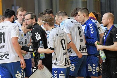 Auer Handballer beschwören ihre Vereinsfarbe - Aues Trainer Stephan Just muss seine Truppe nun fest einschwören. Gegen Vinnhorst diesen Sonntag ist der EHV zum Siegen verdammt, wenn es mit dem Aufstieg in Liga 2 etwas werden soll. 