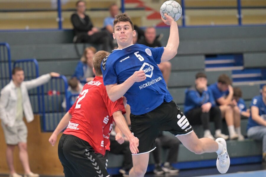 Auer Handballer läuten Saisonfinale ein – unter gänzlich unterschiedlichen Vorzeichen - Hannes Wendsche und die A-Jugend-Mannschaft von SG Nickelhütte und EHV Aue haben eine erfolgreiche Saison aufs Parkett gelegt.