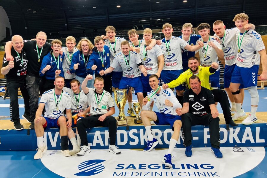Auer Juniorteam holt sich erstmals den Sachsenpokal: Großes Finale für den Leitwolf - So sehen Sachsenpokalsieger aus: Das Auer Juniorteam hat den Coup perfekt gemacht.