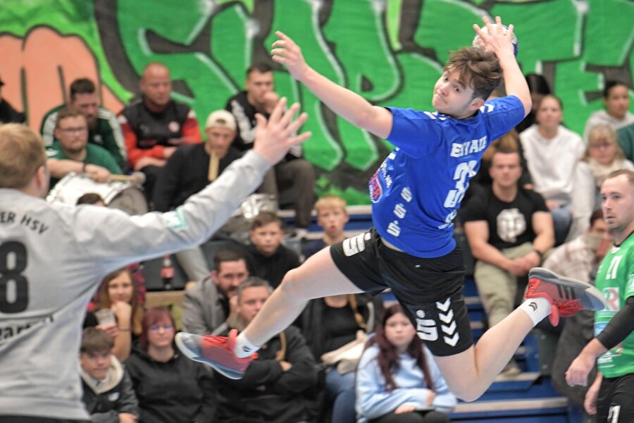 Auer Juniorteam will in der Handball-Sachsenliga gegen Zwickau weiße Weste wahren – Trainer warnt vor Übermut - Finn Espig und das Auer Juniorteam sind am Sonntag in Lößnitz gegen Grubenlampe Zwickau als Spitzenreiter klarer Favorit.