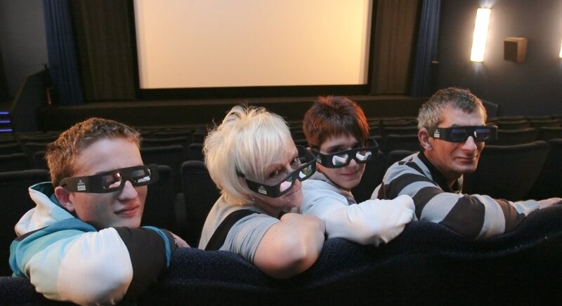 Sitzen samt 3-D-Brillen schon einmal Probe im Auer Kino: Felix Scheffel, Leiterin Petra Unger, Janine Friedel und Uwe Beck