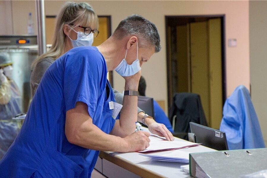 Die Corona-Pandemie verlangt von Jan Wallenborn (Bild) und seinen Kollegen im Helios-Klinikum in Aue derzeit viel ab. Das Foto zeigt ihn in dem Moment, als er sich um die Verlegung eines Patienten kümmert. 