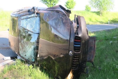Auer Mannschaftsbus beschädigt - So kam es zum Unfall auf der A72 - In diesen BMW wurden zwei Menschen schwer verletzt