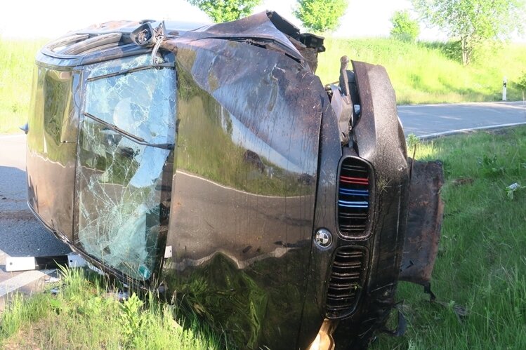 Auer Mannschaftsbus beschädigt - So kam es zum Unfall auf der A72 - In diesen BMW wurden zwei Menschen schwer verletzt