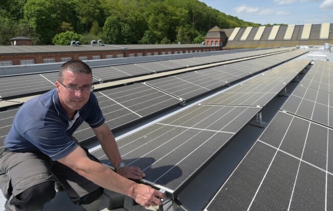 Bei Blema Kircheis in Aue sind die ersten Solarmodule auf dem Dach montiert. Markus Colditz von der Grundstücksverwaltung des Unternehmens hat insgesamt 70.000 Quadratmeter Betriebsgelände im Blick. 