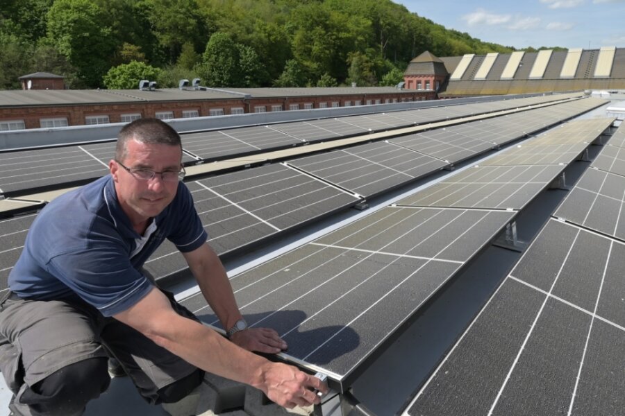 Auer Maschinenbauer Blema Kircheis investiert Millionenbetrag in Energiewende - Bei Blema Kircheis in Aue sind die ersten Solarmodule auf dem Dach montiert. Markus Colditz von der Grundstücksverwaltung des Unternehmens hat insgesamt 70.000 Quadratmeter Betriebsgelände im Blick. 