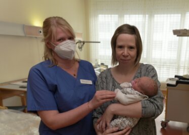 Auer Neujahrsbaby heißt Marie - Sandra Löhrke mit ihrer kleinen Tochter Marie, die an Neujahr im Auer Helios Klinikum geboren worden ist und Assistenzärztin Annelies Goldhahn (li.) 