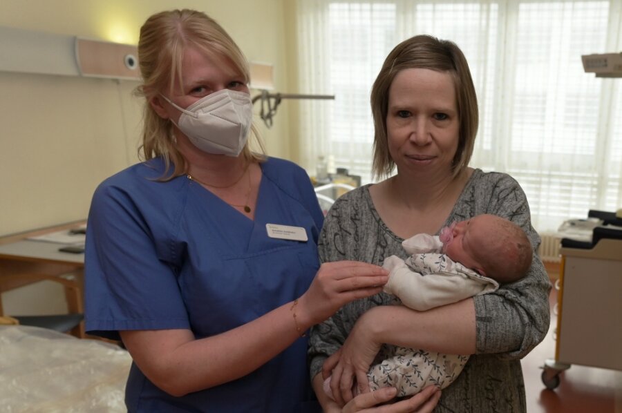 Auer Neujahrsbaby heißt Marie - Sandra Löhrke mit ihrer kleinen Tochter Marie, die an Neujahr im Auer Helios Klinikum geboren worden ist und Assistenzärztin Annelies Goldhahn (li.) 