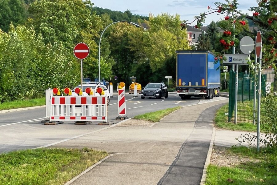 Seit kurzem eine Baustelle: Die Dr.-Otto-Nuschke-Straße in Aue ist in Fahrtrichtung Schwarzenberg bis Mitte Oktober halbseitig gesperrt. Trotzdem rollen immer wieder Fahrzeuge entgegen der Einbahnstraße. 
