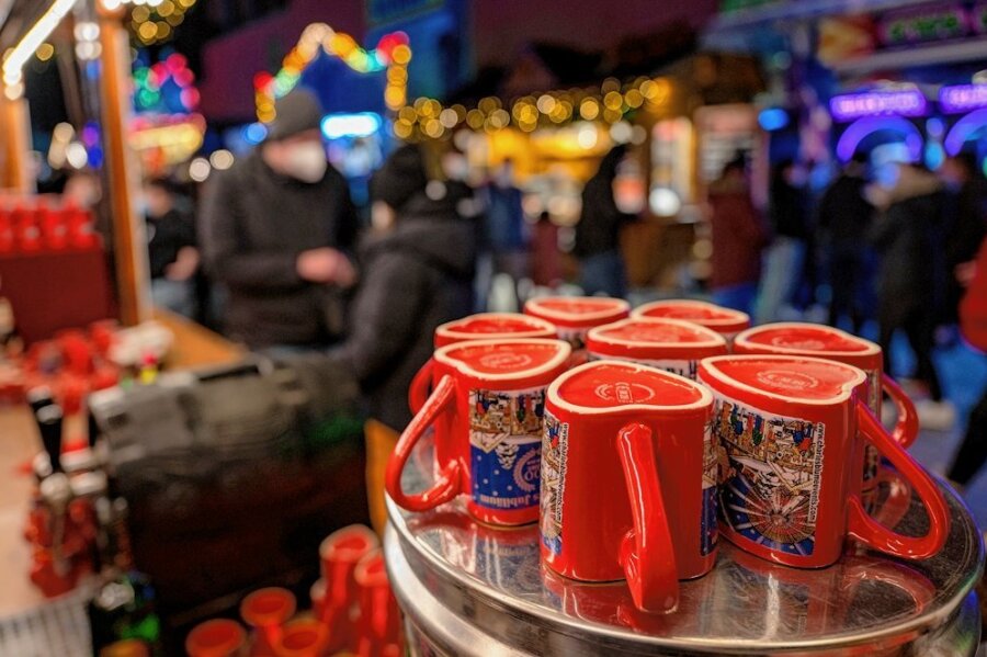 Auer Raachermannelmarkt: Was Besucher am ersten Advent erwartet - Glühwein auf dem Weihnachtsmarkt trinken: Das soll es dieses Jahr auch in Aue wieder geben. 