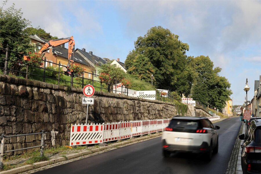Auer Straße in Grünhain ab Montag bis Anfang Oktober voll gesperrt - Wegen der Reparatur der Stützmauer am Markt in Grünhain wird die Auer Straße (S 222) ab Montag voll gesperrt.