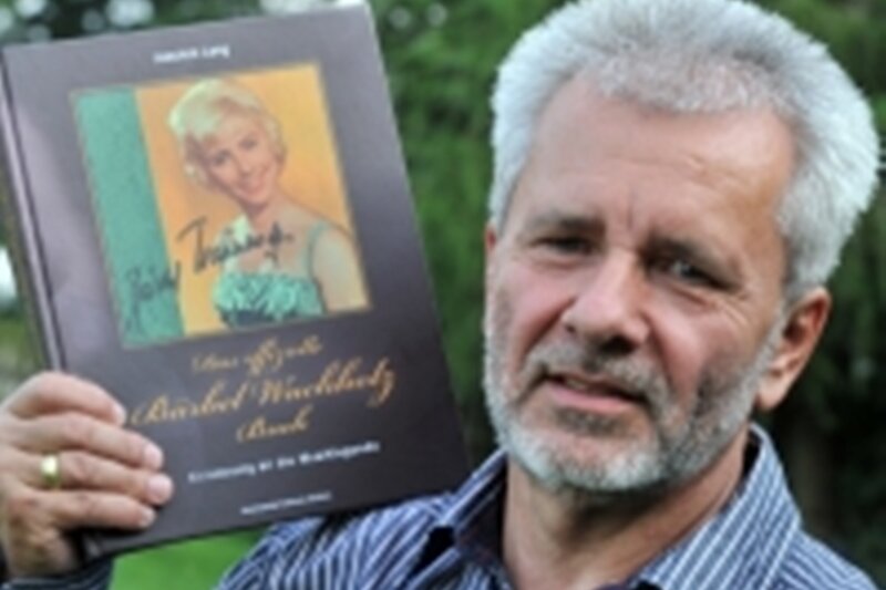 Vorruheständler Joachim Lang 2011 mit einer von ihm verfassten Biografie über DDR-Schlagerstar Bärbel Wachholz.