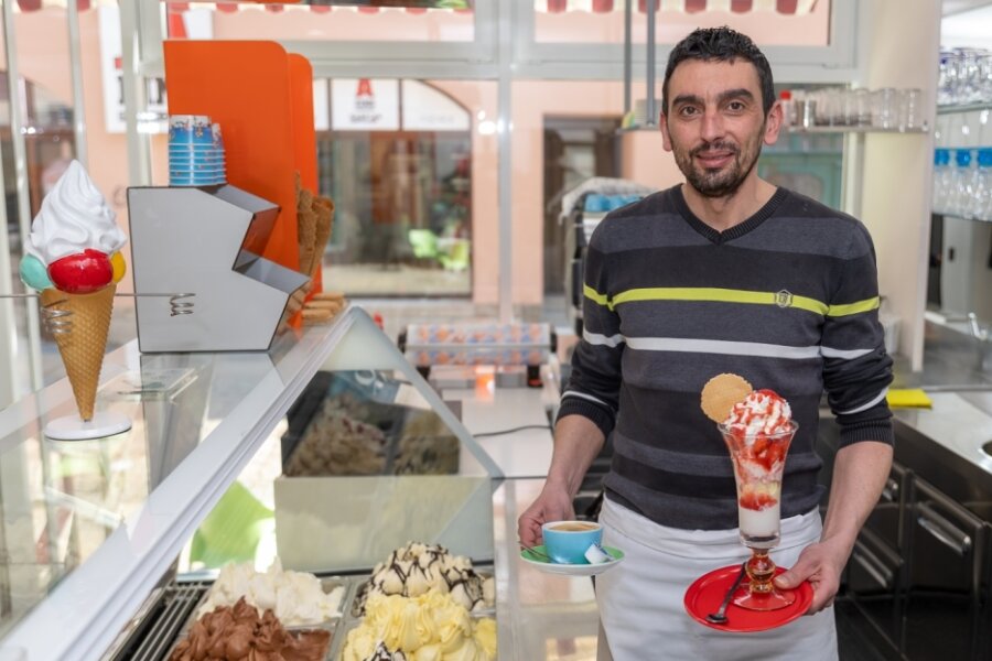 Auerbach: Eisverkäufer will anbauen - Salvatore Muraca (45) in seinem Eiscafé Il Gelatiere in der Auerbacher Nicolaistraße