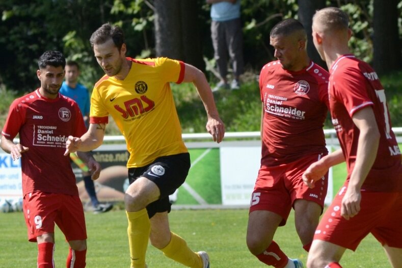Marcel Dressel (am Ball) sorgte für die 1:0-Führung des VfB Auerbach II gegen Fortuna Plauen. Am Ende siegte der Tabellenführer 2:0 und hat nun drei Punkte Vorsprung auf Platz 2. 