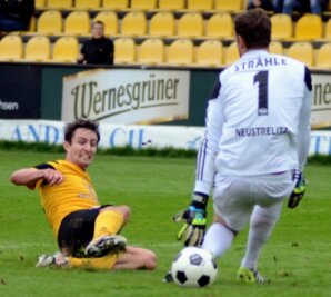 Auerbach kämpft sich zurück in die Erfolgsspur - VfB-Stürmer Marcel Schuch spitzelt den Ball am Neustrelitzer Keeper Daniel Stähle vorbei zum 1:0 in die Maschen.