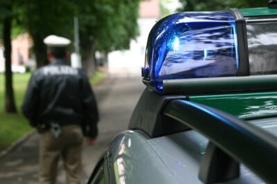 Auerbach: Polizisten mit Betonstein beworfen - 
